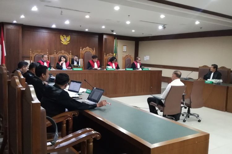 Mantan anggota Komisi II DPR Markus Nari saat diperiksa sebagai terdakwa kasus dugaan korupsi pengadaan e-KTP di Pengadilan Tipikor Jakarta, Senin (21/10/2019)