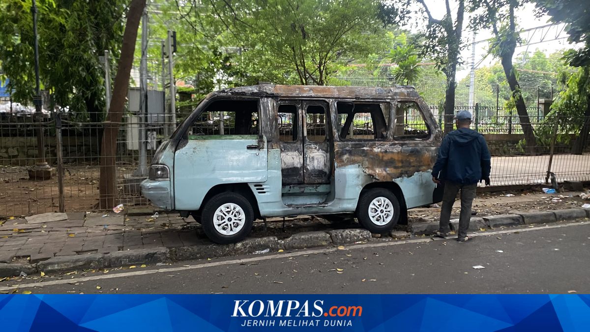 Rebutan Penumpang Berujung Tragis, Sopir Angkot di Tanah Abang Dibakar Teman Sendiri ~TR

Klik untuk baca: