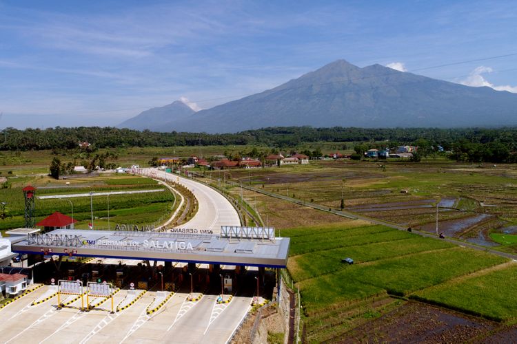 Suasana Gerbang Tol (GT) Salatiga Ruas Tol Bawen-Salatiga, Jawa Tengah, Sabtu (17/6/2017). Ruas tol ini akan dibuka secara fungsional pada H-7 hingga H+7 Lebaran.