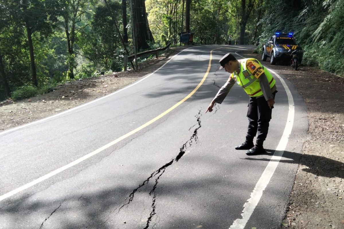 Jalan retak di jalur Gumitir rute Jember Banyuwangi berpotensi longsor 