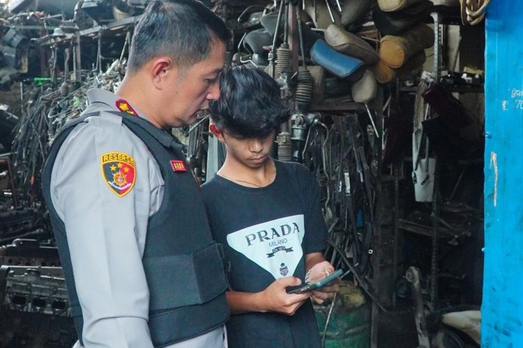 Kapolresta Bandung Kombes Pol Aldi Subartono memimpin langsung penggeledahan sekertariat Brigez di empat lokasi, yakni Cimaung, Soreang, Katapang dan Baleendah, Kabupaten Bandung, Jawa Barat, penggeledahan itu dilkukan dalam upaya menangkap pelaku penganiayaan hingga menyebabkan RS (24) meninggal dunia pada Minggu petang