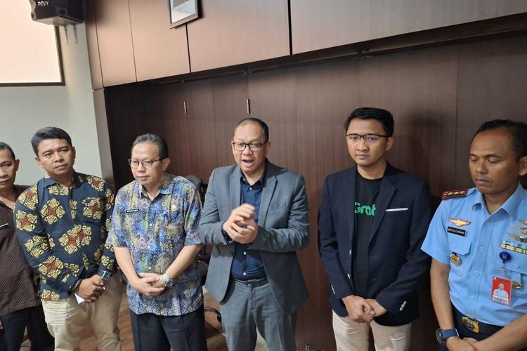 Layanan tranportasi online berbasis aplikasi, yakni Grab mulai Jumat (7/7/2023) resmi beroperasi dan dapat melakukan penjemputan di Bandara Internasional Hang Nadim Batam, Kepulauan Riau (Kepri), Kamis (6/7/2023).