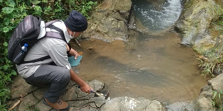 Seorang anggota tim dari PVMBG Badan Geologi mengecek batuan di lokasi Dusun Cihurang, Desa Limusnunggal, Kecamatan Bantargadung, Sukabumi, Jawa Barat, Senin (28/3/2022).