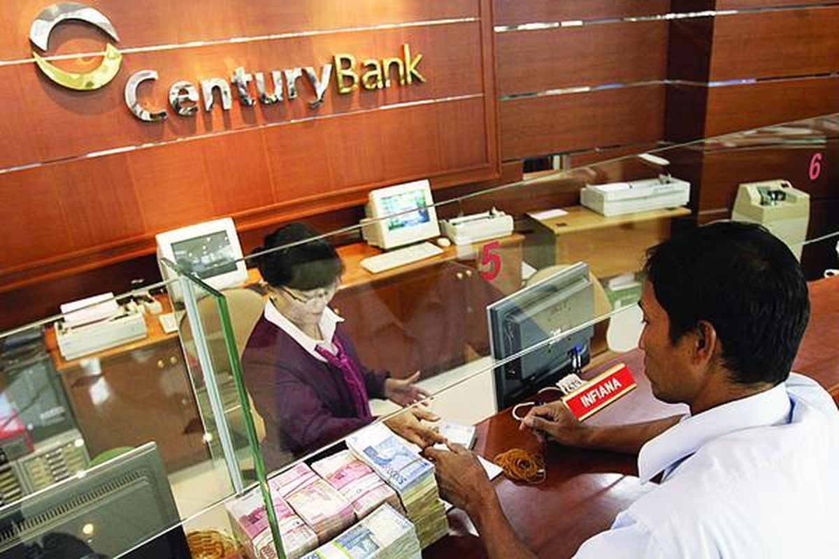 Staf Bank Century Senayan, Jakarta, melayani nasabah, Senin (31/8). Per Juli 2009, total aset Bank Century mencapai Rp 6,882 triliun lebih tinggi daripada posisi akhir Desember 2008 sebesar Rp 5,586 triliun. 
