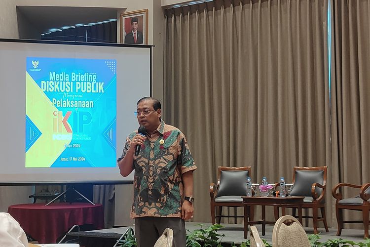 Ketua Komisi Informasi Pusat (KIP) Donny Yoesgiantoro saat memberikan kata sambutan dalam diskusi di Jakarta Pusat, Jumat (17/5/2024).