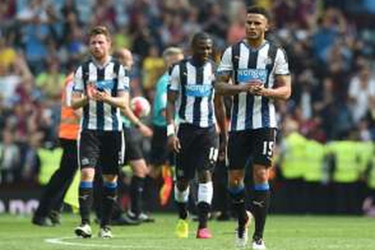 Bek Newcastle United, Jamaal Lascelles (kanan), tak bisa menutupi kekecewaan usai timnya bermain imbang 0-0 di kandang Aston Villa, Sabtu (7/5/2016).