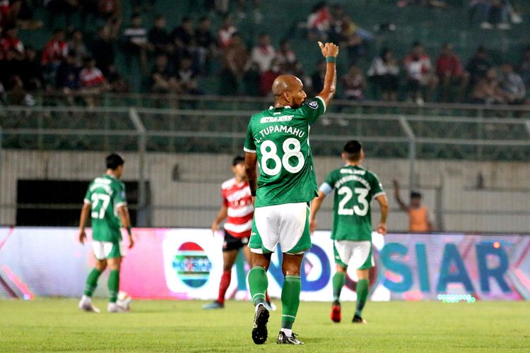 Pemain PSS Sleman Leonard Tupamahu saat laga pekan ke-30 Liga 1 2023-2024 melawan Madura United yang berakhir dengan skor 0-0 di Stadion Gelora Bangkalan, Jumat (29/3/2024) malam.