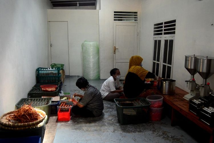 Suasana di Roemah Produksi Minyak Karo Laucih.