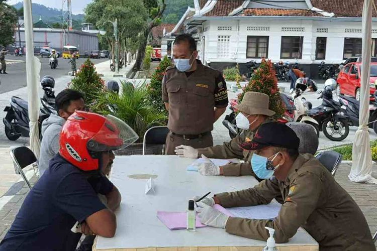 Pelanggar protokol kesehatan terjaring operasi yustisi di posko di wilayah Sumedang kota, Senin (4/1/2021). AAM AMINULLAH/KOMPAS.com