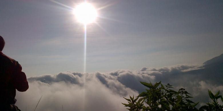 Sang mentari menunjukkan sinarnya di atas Gunung Andong, Kabupaten Magelang, Minggu (5/4/2015) pagi.