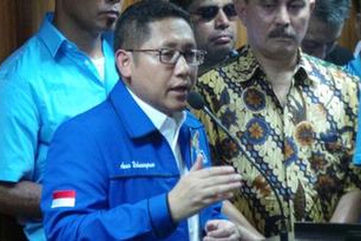 Anas Urbaningrum mengumumkan pengunduran diri sebagai ketua umum partai Demokrat di Kantor DPP Partai Demokrat, Sabtu (23/2/2013).