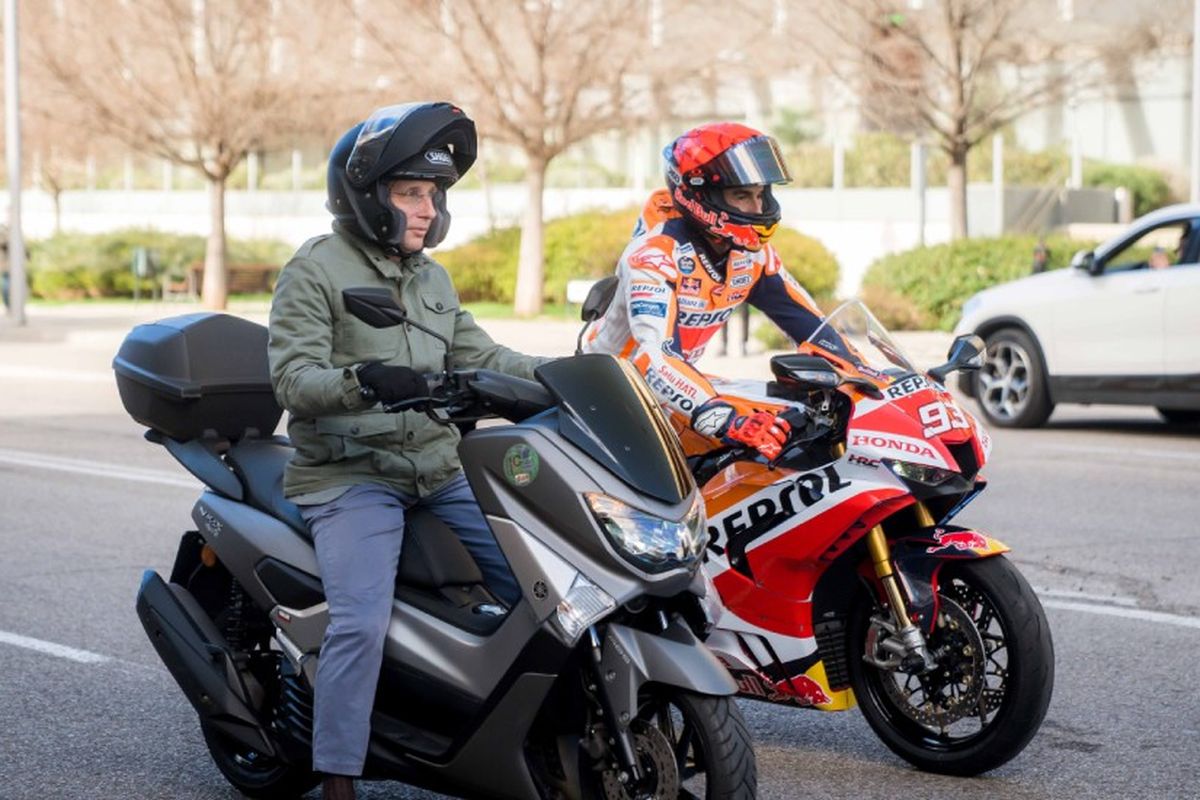 Marc Marquez bersama Walikota Madrid José Luis Martínez-Almeida, menjajal bahan bakar biofuel dari Repsol.