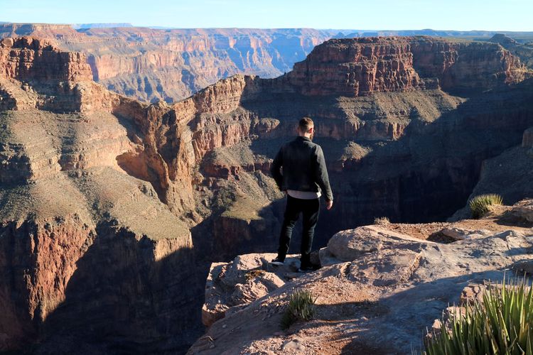 Pengunjung menikmati pemandangan di Grand Canyon, di samping Eagle Point