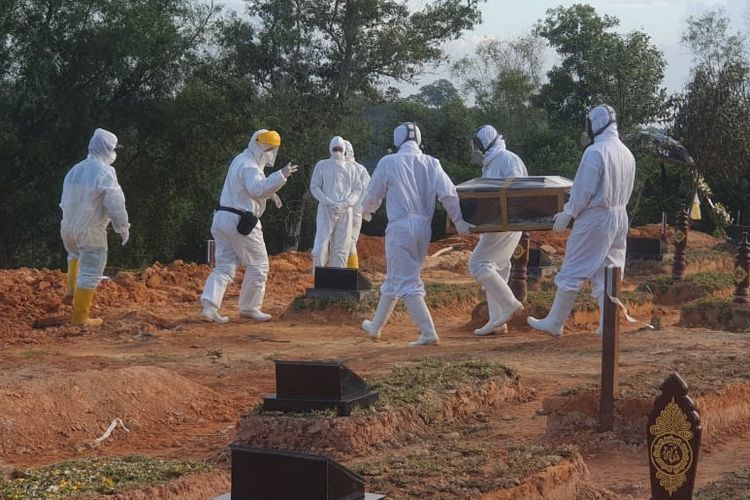 Tim pemakam jenazah dari BPBD Samarinda saat menguburkan salah satu jenazah Covid-19 di TPU Raudlatul Jannah, Jalan Serayu, Tanah Merah, Kota Samarinda, Kaltim, akhir September 2020. 