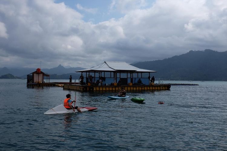 Pengunjung bermain kano, di sekitar rumah apung kawasan pantai Mutiara di kecamatan Watulimo Trenggalek Jawa Timur, (28/07/2019).