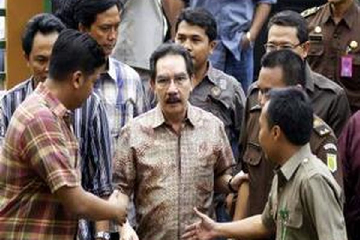 Ketua Komisi Pemberantasan Korupsi (KPK) non aktif yang juga mantan Kejari Jakarta Selatan, Antasari Azhar menyalami beberapa mantan anak buahnya saat mendatangi Gedung Kejaksaan Negeri Jakarta Selatan, Selasa (25/8). Bersama Wiliardi Wizar, Sigit Haryo Wibisono dan Jerry Hermawan, Antasari Azhar akan menjalani pemeriksaan terkait dengan pembunuhan Direktur PT Putra Rajawali Banjaran, Nasrudin Zulkarnaen.