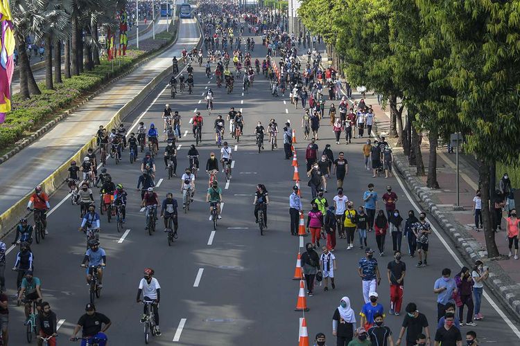 Warga berolahraga saat hari bebas berkendara atau car free day (CFD) di kawasan Jalan MH Thamrin, Jakarta, Minggu (21/6/2020). Dinas Perhubungan (Dishub) Provinsi DKI Jakarta memisahkan jalur untuk pesepeda, olahraga lari, dan jalan kaki saat CFD pertama pada masa pembatasan sosial berskala besar (PSBB) transisi.