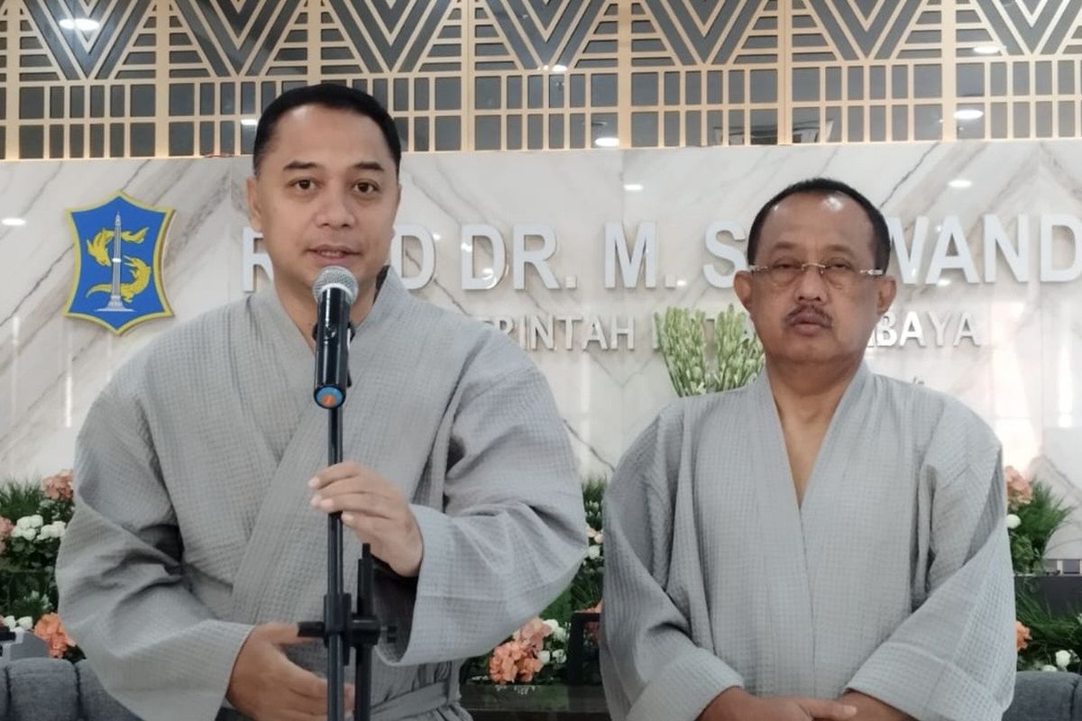 Wali Kota Surabaya, Eri Cahyadi (kiri) saat pengecekan kesehatan, Jumat (30/8/2024).