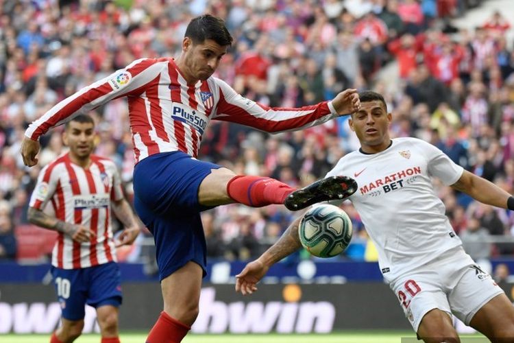 Alvaro Morata (kiri) berduel dengan Diego Carlos (kanan) pada laga Atletico Madrid vs Sevilla dalam lanjutan pekan ke-27 Liga Spanyol di Stadion Wanda Metropolitano, Sabtu 7 Maret 2020.