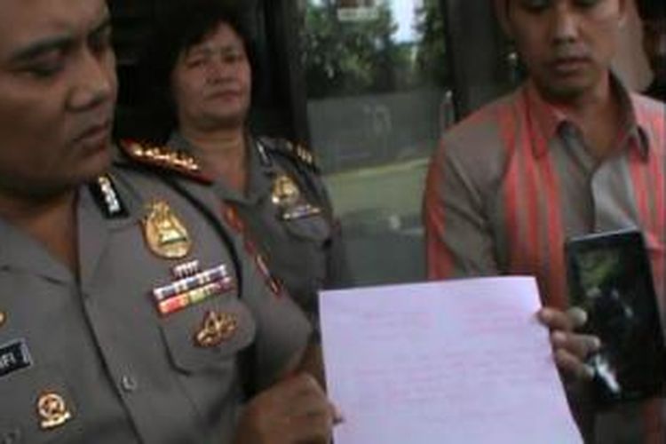 Kapolresta Solo tunjukan surat wasiat kasus bunuhg diri, Selasa (24/3/2015). 