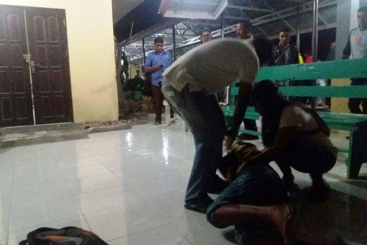 Marta Masaubat terus menangis dan meronta-ronta di lantai depan kamar jenazah Rumah Sakit Bhayangkara Titus Uly, Kota Kupang. Beberapa orang kerabat dan putrinya terus berusaha menenangkan Marta