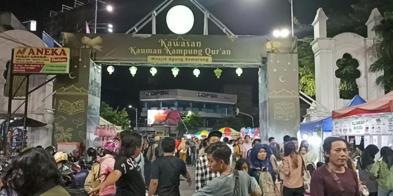 Suasana Pasar Dugderan di Kawasan Kauman Semarang, Jawa Tengah pada Rabu, 6 Maret 2024.