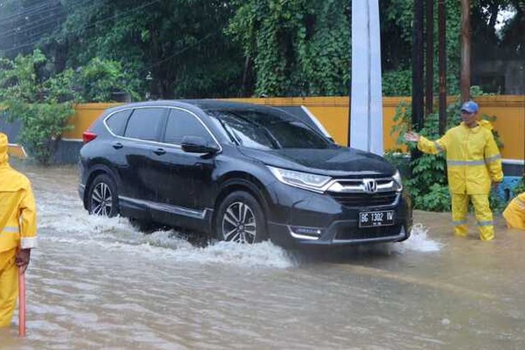 Lokasi ruas jalan di Palembang terendam banjir setelah diguyur hujan deras selama empat jam, Senin (20/11/2023).