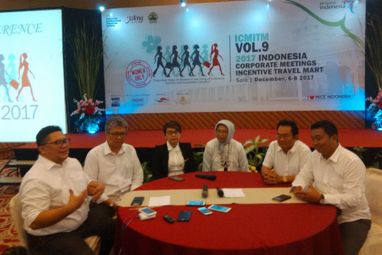 Deputi Bidang Pengembangan Pemasaran Pariwisata Nusantara Kemenpar, Esthy Astuty (tengah berhijab) seusai membuka ICMITM ke 9 di The Sunan Hotel di Solo, Jawa Tengah, Rabu (6/12/2017).