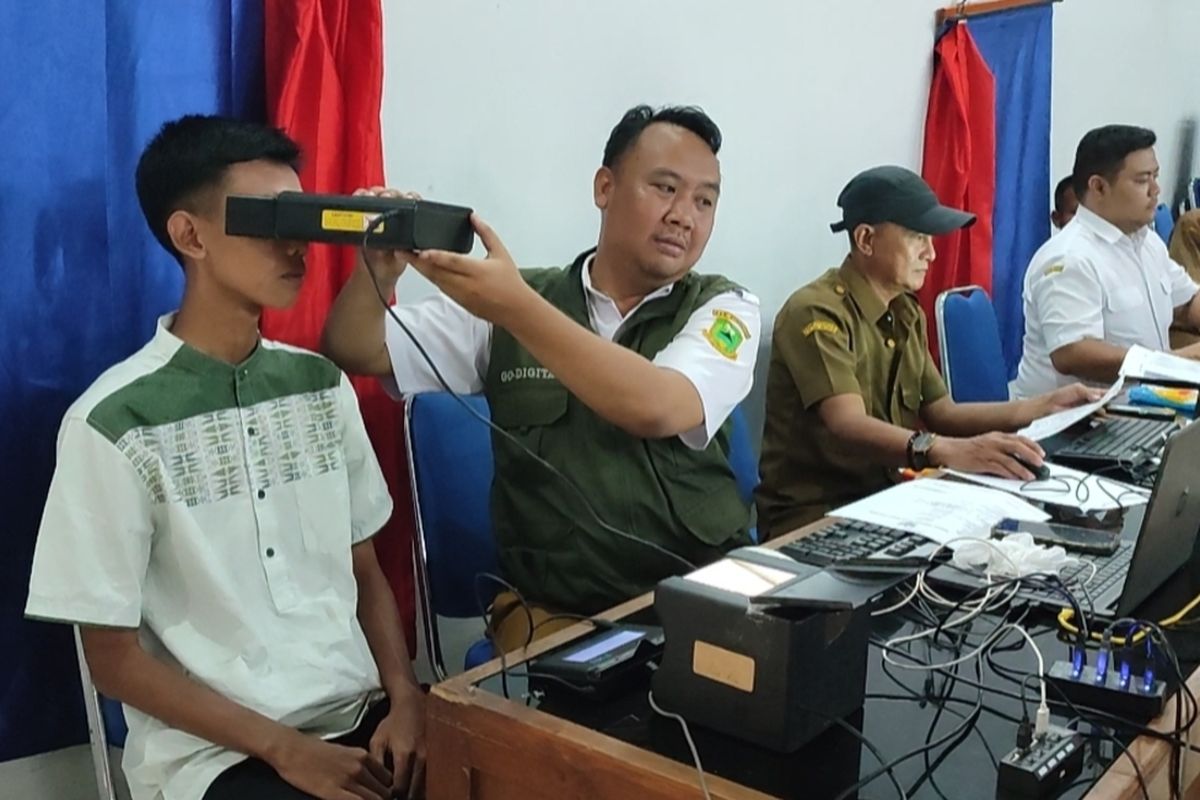 Petugas Disdukcapil Kabupaten Kuningan Jawa Barat melakukan jemput bola perekaman E-KTP di aula SMKN 1 Kuningan Senin (22/1/2024). Petugas menargetkan 12.351 dari total 23.000 pemilih pemula selesai direkam hingga 13 Februari mendatang.