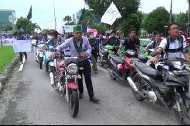 Mahasiswa berbagai perguruan tinggi di Provinsi Kepulauan Bangka Belitung mengkritik pemerintah melalui aksi dorong motor