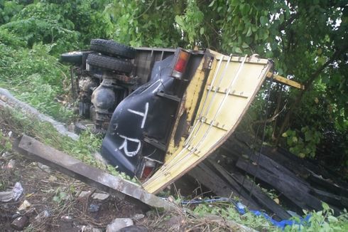 Truk Tabrak Pembatas dan Jatuh ke Jurang di Baubau, Memuat Kayu Ilegal