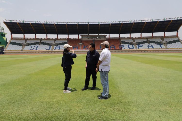 Ketua Umum PSSI Erick Tohir saat mengunjungi Stadion Si Jalak Harupat, Kabupaten Bandung, Jawa Barat untuk persiapan Piala Dunia U-17 pada Senin (9/10/2023)