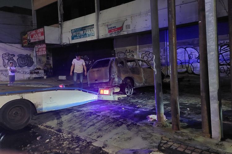 Sebuah mobil minibus hangus terbakar saat melintas di Jalan Balikpapan, Petojo Selatan, Gambir, Jakarta Barat, pada Jumat (16/9/2022) malam.