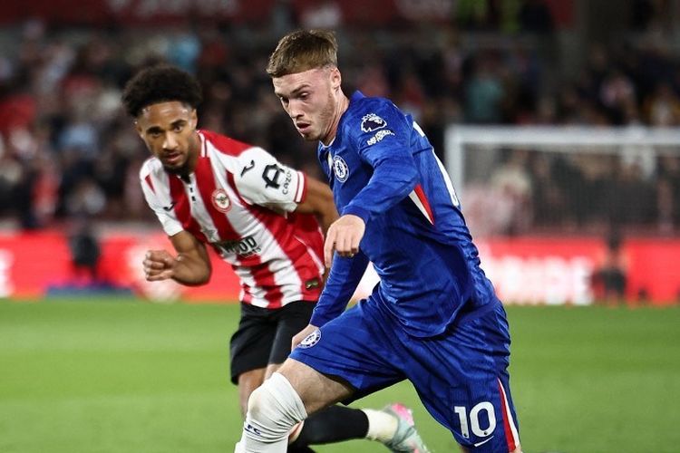 Cole Palmer (kanan) dibayangi Kevin Schade (kiri) dalam pertandingan sepak bola Liga Inggris antara Brentford vs Chelsea di Stadion Gtech Community di London pada 13 September 2025. (Foto oleh HENRY NICHOLLS / AFP) / 
