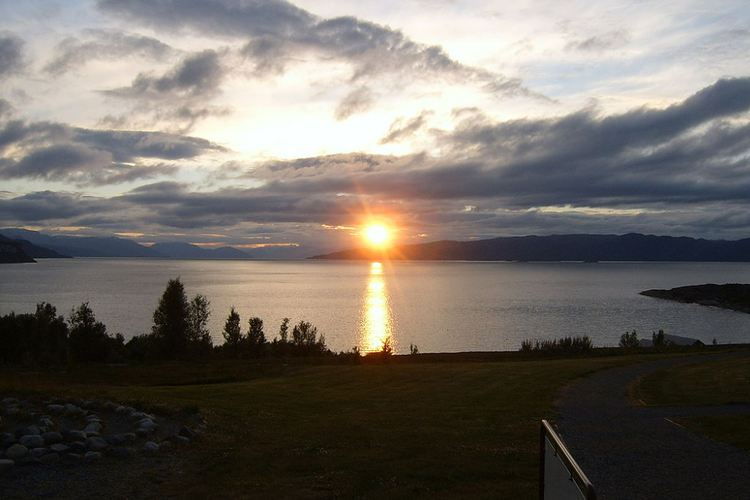 Altafjord di Alta, Norwegia, bermandikan sinar matahari tengah malam.