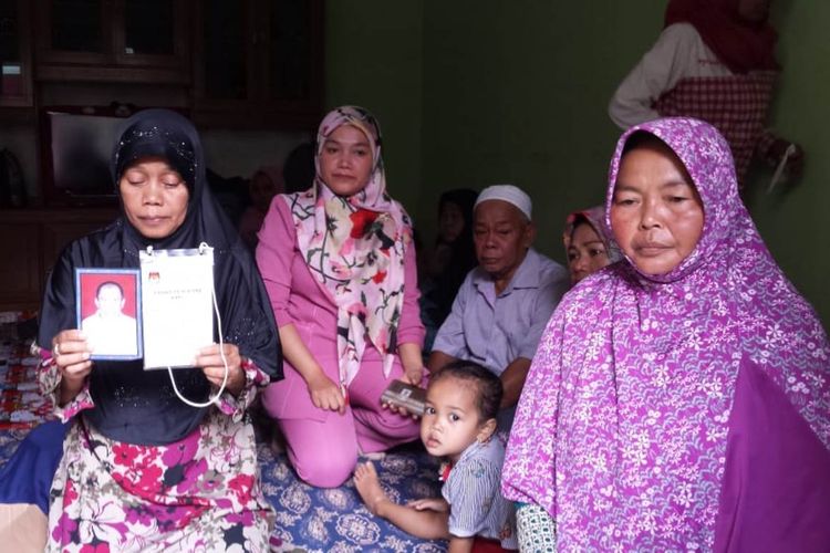 KERABAT Hadiat (65), petugas KPPS yang meninggal dunia saat menjaga TPS memerlihatkan foto dan kartu tanda petugas KPPS almarhum di rumah duka di warga Kp. Panumbangan RT 002 RW 001, Desa Cibulakan, Kecamatan Cugenang, Kabupaten Cianjur, Jawa Barat, Senin (22/04/2019) 