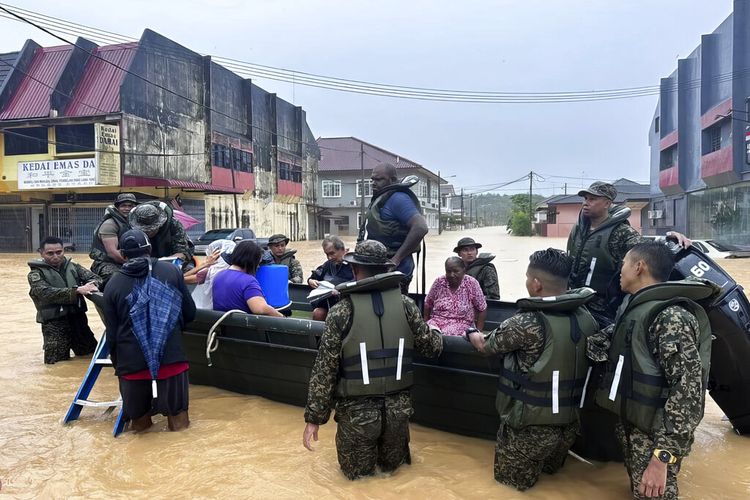 Dalam foto yang dirilis oleh Badan Nasional Penanggulangan Bencana ini, tampak beberapa personel tentara mengevakuasi penduduk di Kota Chaah di Segamat, Johor, Malaysia, Rabu (1/3/2023). Hujan lebat memicu bancir bandang di beberapa bagian Malaysia, menyebabkan lebih dari 27.000 orang dievakuasi pada Kamis (2/3/2023).