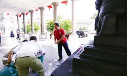 Hendrar Prihadi Turun Tangan Punguti Sampah Warga