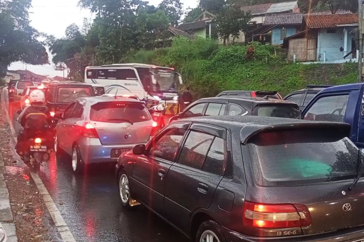 Pengalihan arus di kawasan jalan cagak Nagreg, bagi kendaraan yang akan menuju selatan Jawa Barat dilakukan Polresta Bandung sebanyak dua kali, hal ini dilakukan guna mengurangi beban kemacetan di Limbangan Garut, Jumat (29/4/2022)
