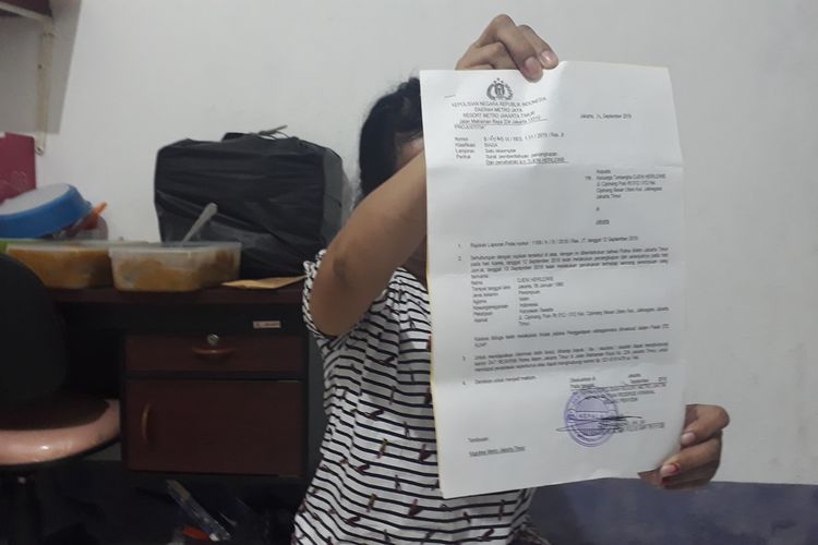 Siska, adik kandung Djeni, pelaku penggelapan 62 unit mobil sewaan saat menunjukkan surat pemberitahuan penangkapan Djeni dari polisi di kediamannya, Jalan Cipinang Pulo, Jatinegara, Jakarta Timur, Kamis (17/10/2019).