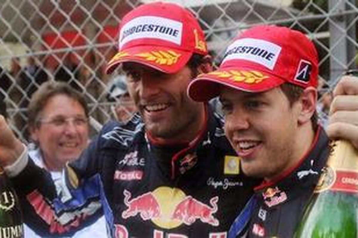 Pebalap Australia Mark Webber (kiri) dan rekannya dari Jerman Sebastian Vettel, merayakan kegembiraan mereka setelah naik podium 1-2 di GP Monaco, Minggu (16/5/10). Kemenangan di Monaco ini membuat Red Bull Racing berencana memperpanjang kontrak Webber, sehingga musim depan tetap jadi berduet dengan Vettel.
