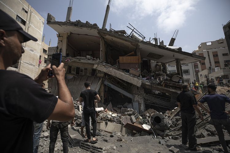 Bangunan yang hancur akibat serangan udara Israel di Gaza pada Sabtu (6/8/2022). Israel membombardir target-target milisi di Gaza, lalu dibalas serangkaian tembakan roket. Serangan Israel di Gaza menewaskan 11 orang termasuk gadis berusia 5 tahun.