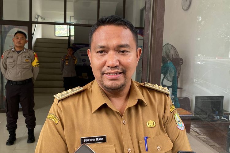 Camat Bekasi Utara Sumpono Brahma saat ditanya awak media soal pemeriksaannya berkait foto pamer jersey nomor punggung 2 di Gedung Bawaslu Kota Bekasi, Selasa (16/1/2024).