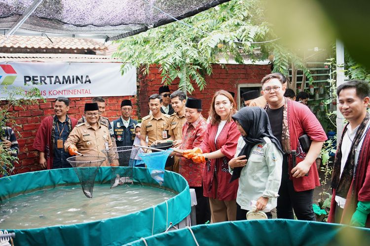 Anak usaha Pertamina, PT PTK, mengembangkaan pengelolaan sampah berbasis energi bersih dengan menggulirkan program Desa Energi Berdikari di Jambi. Peluncuran program Desa Energi Berdikari dilakukan di Kelurahan Tanjungsari, Kota Jambi, Selasa (24/10/2023).
