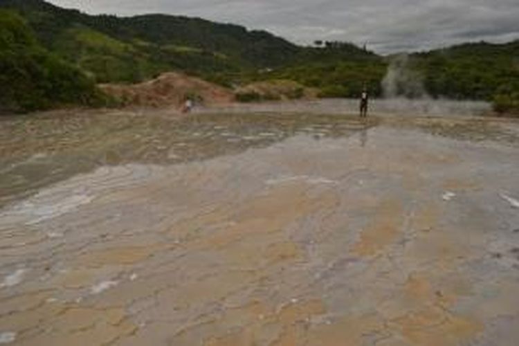 Suasana alam Keramikan di Suoh dengan lapisan kerak yang mengeras. 