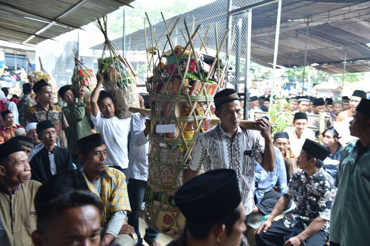Warga membawa ambengan berbagai ukuran dalam peringatan Isra Miraj di Dukuh Kalikemong, Desa Wadasmalang, Kecamatan Karangsambung, Kebumen, Jawa Tengah, Senin (6/2/2023).  