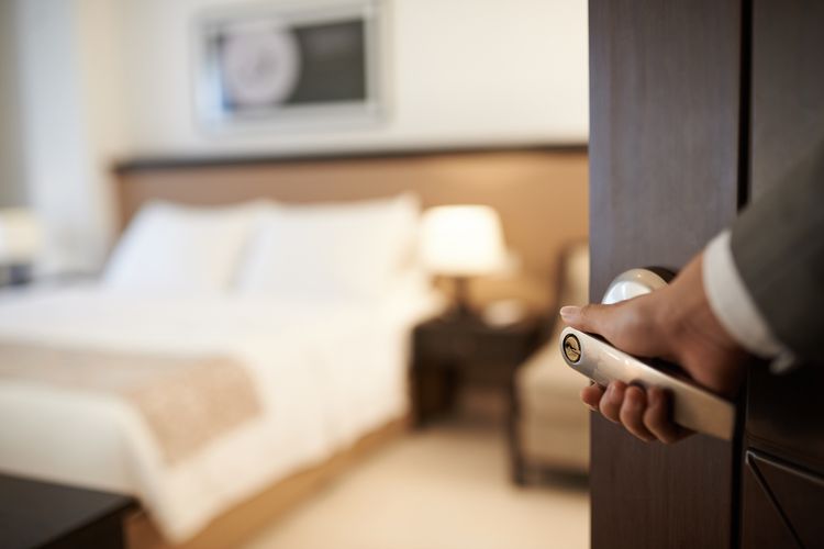 Salah satu hal yang perlu dihindari saat menginap di hotel adalah langsung membuka kamar saat ada yang mengetuk.