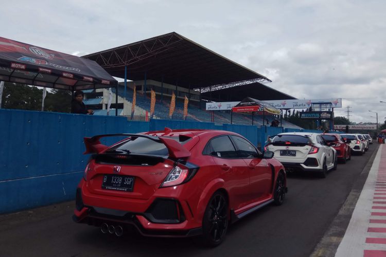 Anggota Komunitas Honda Civic type R atau yang disapa R Club, tengah menjajal Sirkuit Internasional Sentul, Bogor Jawa Barat, untuk pertama kali. Kegiatan dilakukan di sela-sela gelaran kejuaraan Indonesia Sentul Series of Motorsport (ISSOM), Minggu (26/11/2017).