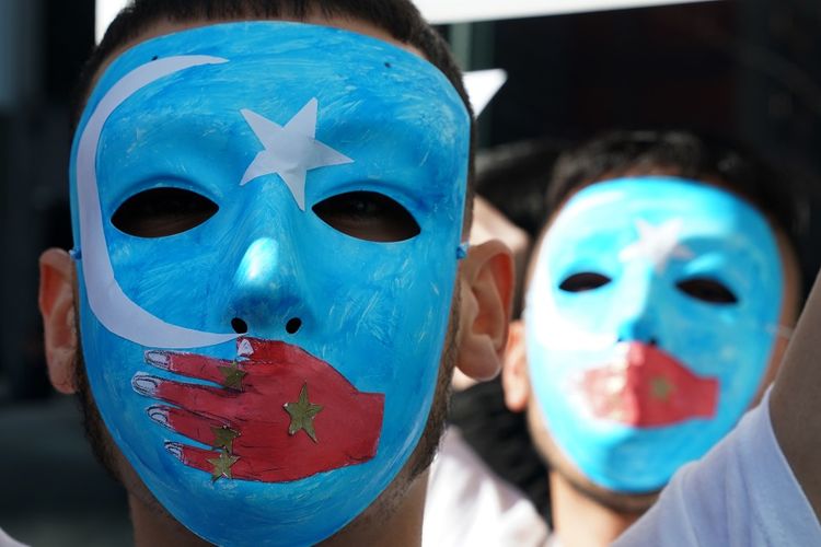 Warga menggelar unjuk rasa mendukung kelompok etnis Uighur di depan Misi AS untuk PBB, mendorong Departemen Luar Negeri memperjuangkan kebebasan kelompok etnis Muslim itu yang dipenjara di kamp-kamp konsentrasi di Xinjiang, China.