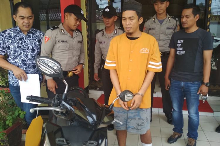 Sadman (33) yang merupakan salah satu pelaku pencurian motor milik Agnes Monica (30) saat berada di Polsek Sukarami Palembang, Sumatera Selatan, Kamis (21/2/2019).
